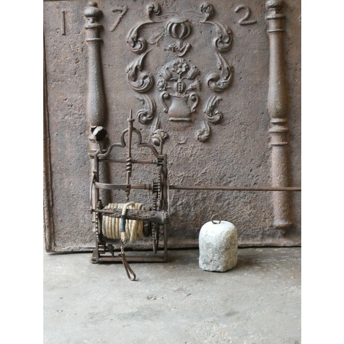Antiker Drehspieß mit Gewichtsantrieb aus Schmiedeeisen, Holz, Stein, Seil 