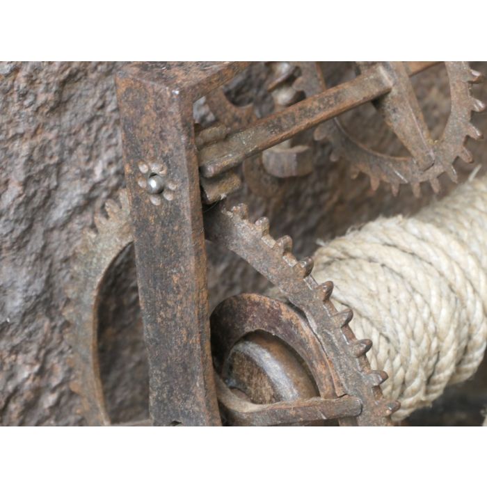 Antiker Drehspieß mit Gewichtsantrieb aus Schmiedeeisen, Holz, Seil 