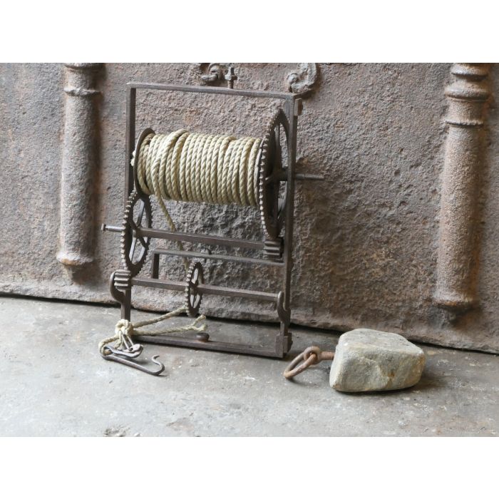 Antiker Drehspieß mit Gewichtsantrieb aus Schmiedeeisen, Holz, Stein, Stahl, Seil 