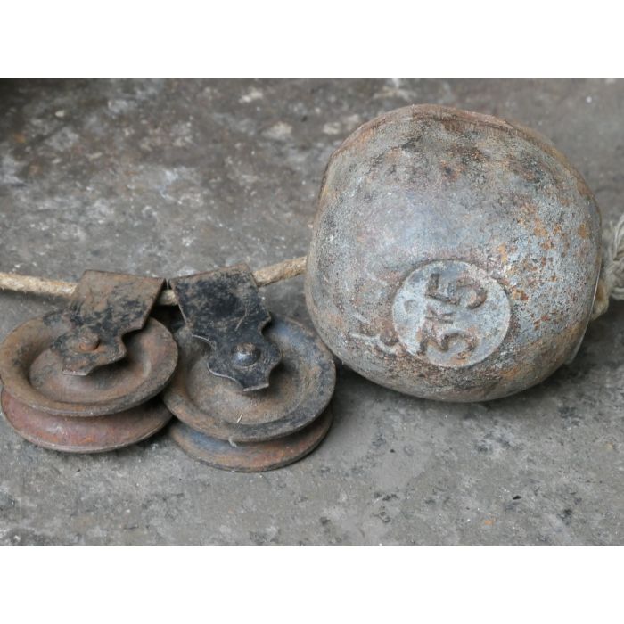 Antiker Drehspieß mit Gewichtsantrieb aus Gusseisen, Schmiedeeisen, Holz, Stein, Seil 
