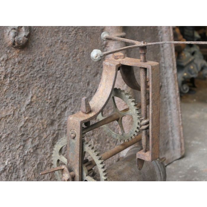 Antiker Drehspieß mit Gewichtsantrieb aus Gusseisen, Schmiedeeisen, Messing, Holz, Seil 