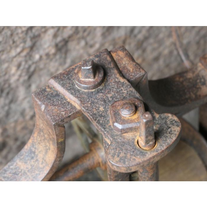 Antiker Drehspieß mit Gewichtsantrieb aus Schmiedeeisen, Messing, Holz 