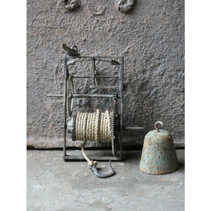 Antiker Drehspieß mit Gewichtsantrieb aus Schmiedeeisen, Messing, Holz, Seil, Blei 
