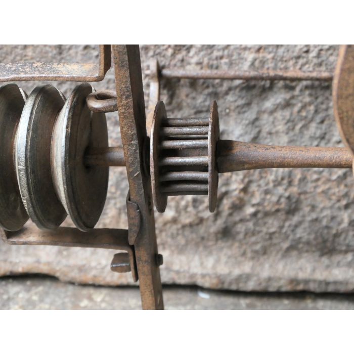 Antiker Drehspieß mit Gewichtsantrieb aus Schmiedeeisen, Holz 
