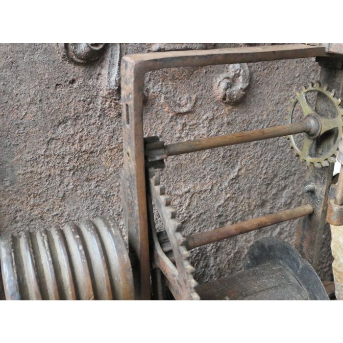 Antiker Drehspieß mit Gewichtsantrieb aus Schmiedeeisen, Holz, Stein 