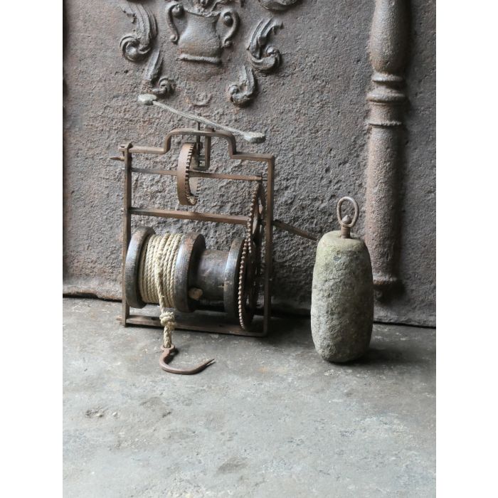 Antiker Drehspieß mit Gewichtsantrieb aus Schmiedeeisen, Holz, Stein, Seil, Blei 