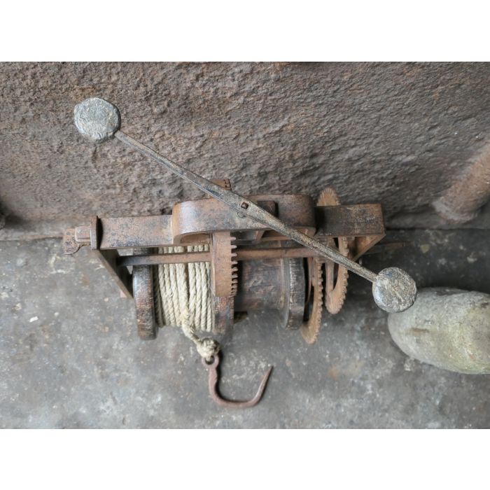 Antiker Drehspieß mit Gewichtsantrieb aus Schmiedeeisen, Holz, Stein, Seil, Blei 