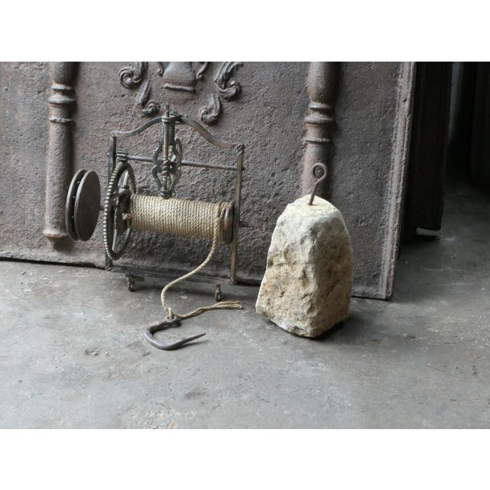 Antiker Drehspieß mit Gewichtsantrieb aus Schmiedeeisen, Messing, Holz, Stein, Seil 