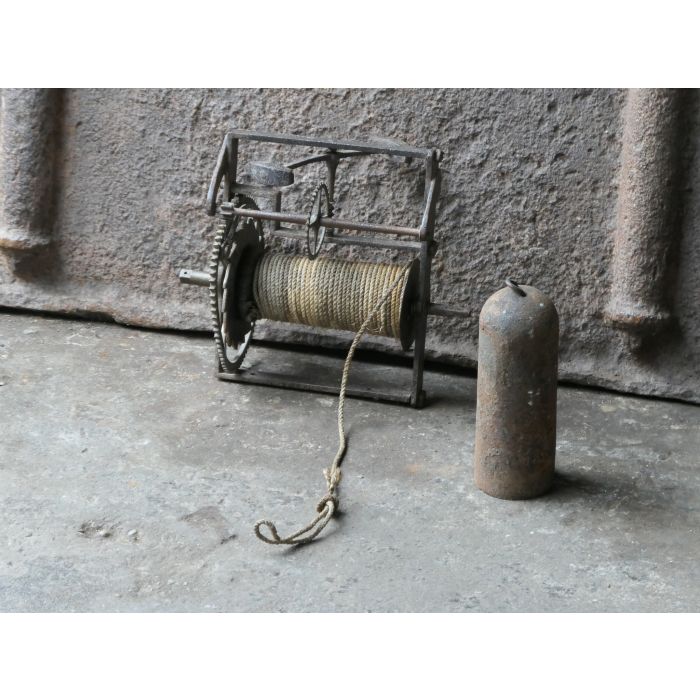 Antiker Drehspieß mit Gewichtsantrieb aus Schmiedeeisen, Messing, Holz, Seil, Blei 