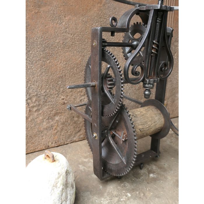 Antiker Drehspieß mit Gewichtsantrieb aus Schmiedeeisen, Holz, Stein 