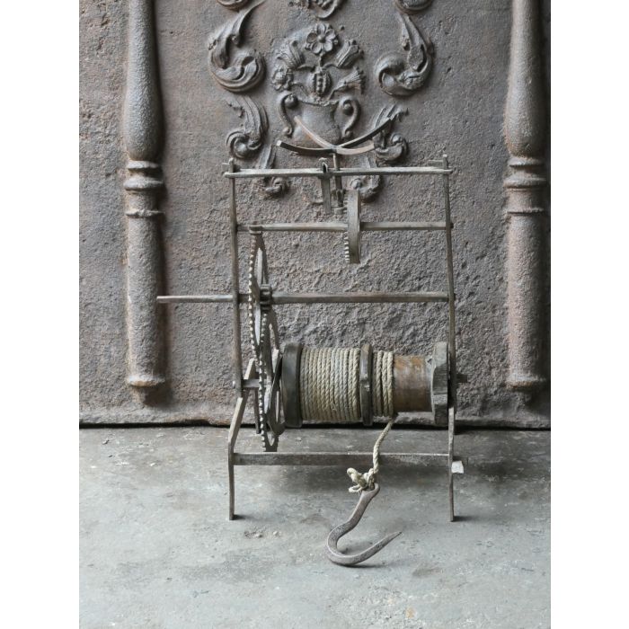 Antiker Drehspieß mit Gewichtsantrieb aus Schmiedeeisen, Holz, Seil 