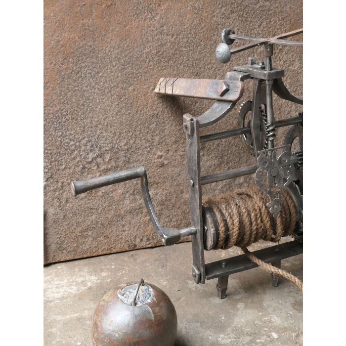 Antiker Drehspieß mit Gewichtsantrieb aus Schmiedeeisen, Holz, Seil, Blei 