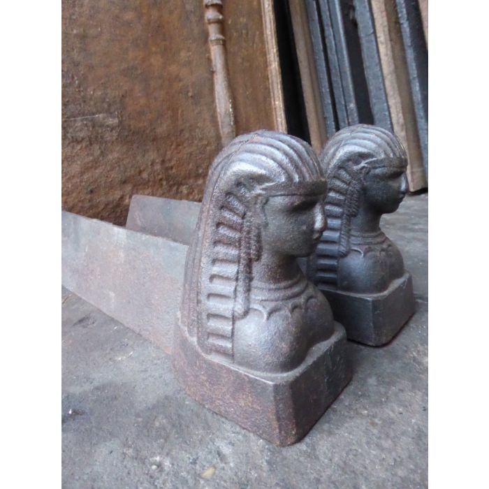 Kaminhunde einer Sphinx aus Gusseisen 