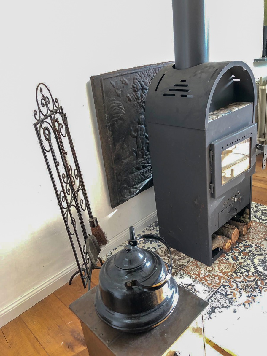 Kaminplatte als Hitzeschutz hinter meinem Kaminofen