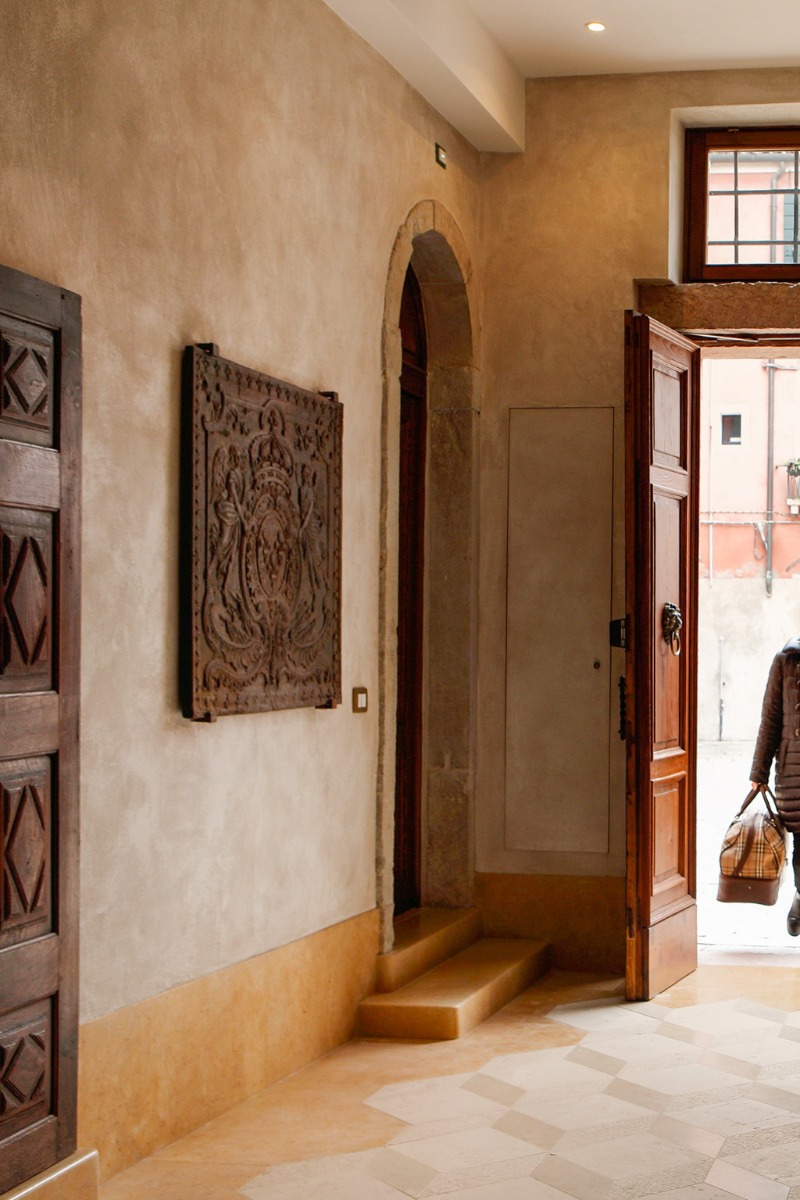 Große antike französische Kaminplatte in einer Empfangshalle eines Hotels in Venedig 