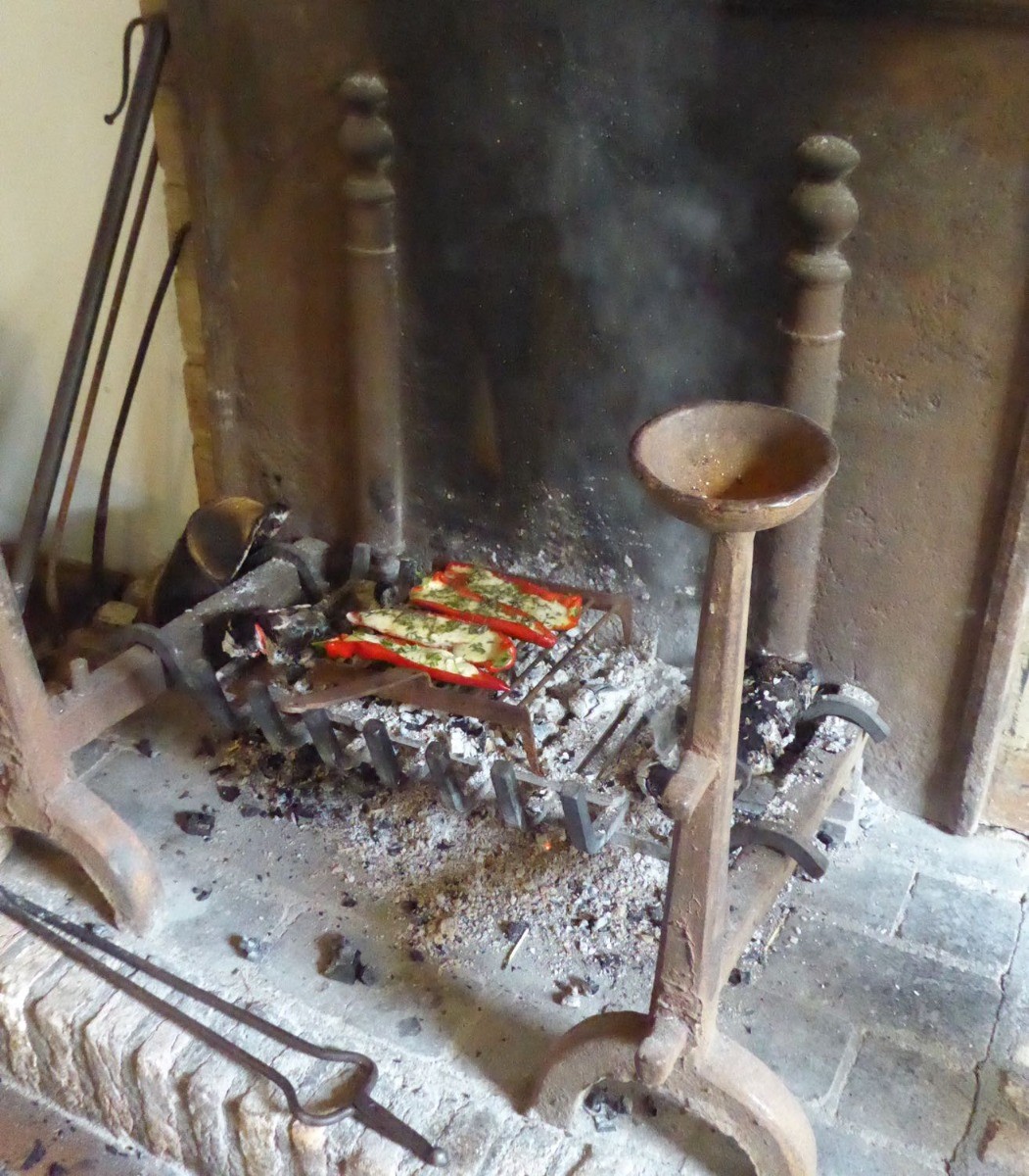 Grillen im offenen Kamin mit Bratrost