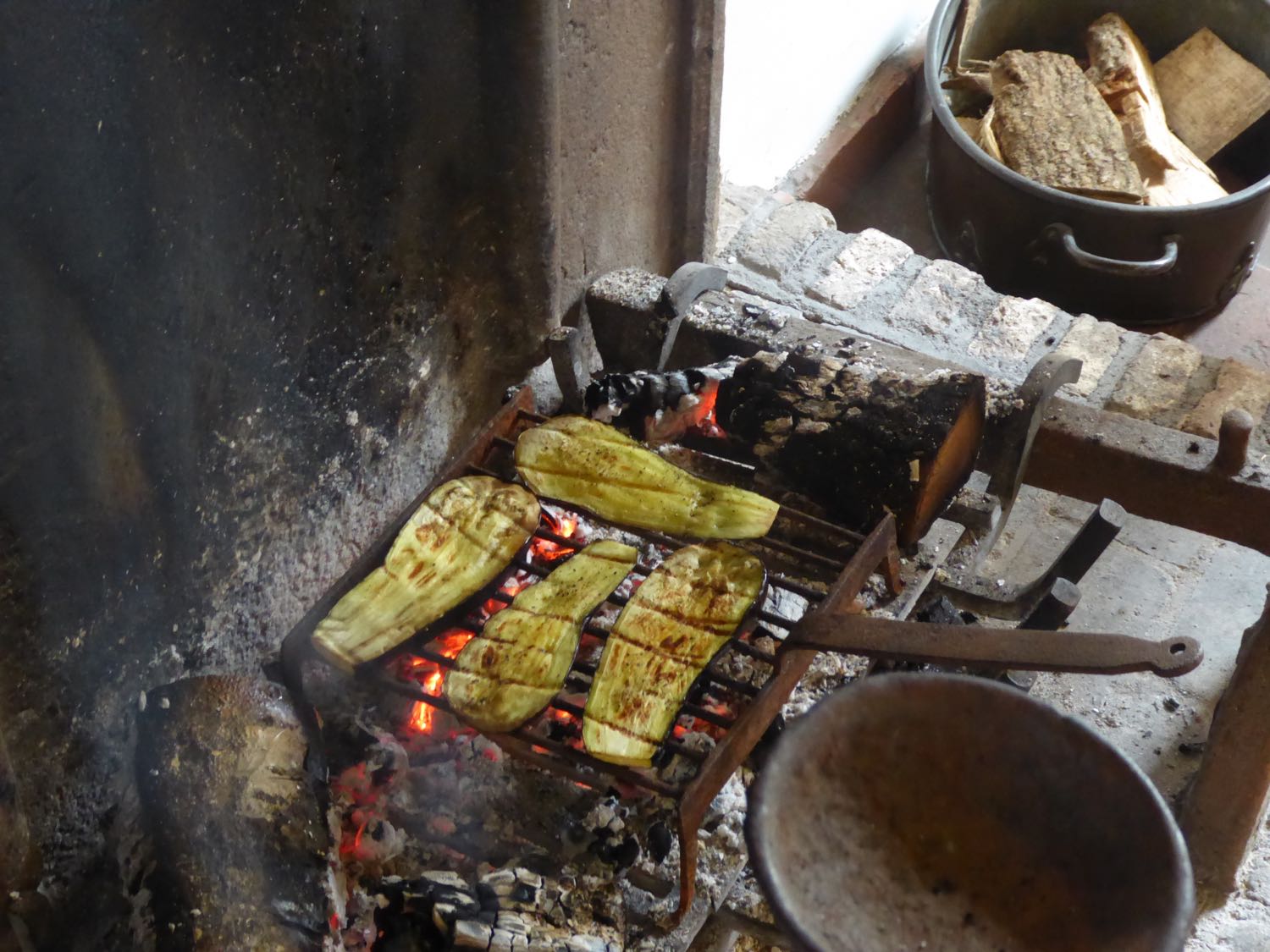 Zucchini im offenen Kamin grillen