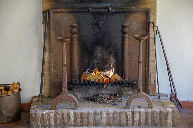 Schöne dekoriertes Kamin mit Kaminzubehör