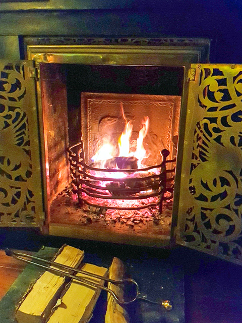 Wie wähle ich Kaminhunde-mit-Rost oder einen Kaminrost aus?